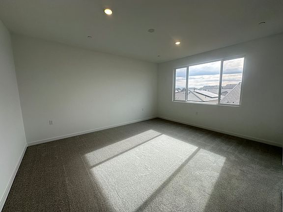 4th image of 1094 W Pioneer Dr