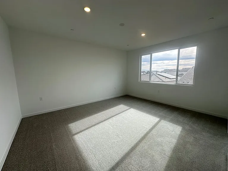 1094 W Pioneer Dr — Photo 4
