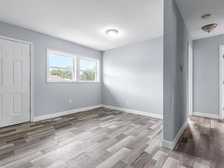 332 Banff Cir — Photo 4