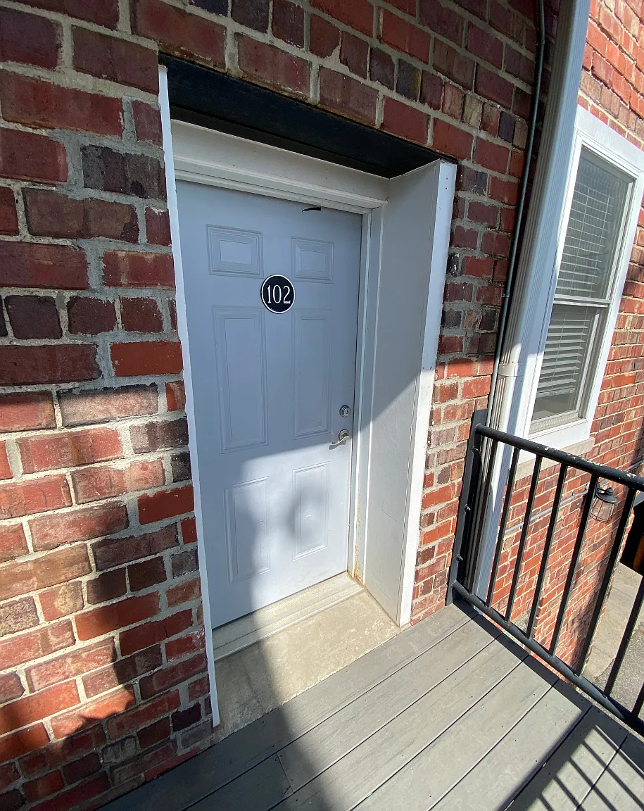 3 bed, 950 sqft, $2,170 — Photo 2
