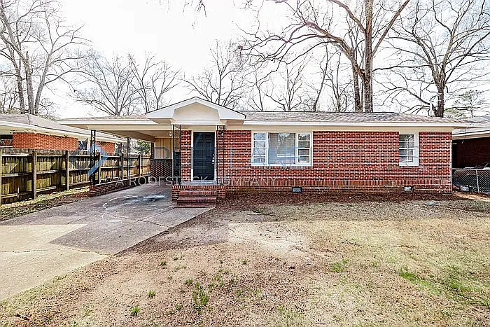 3 bed, 1.0 bath, 984 sqft, $1,045 — Photo 1