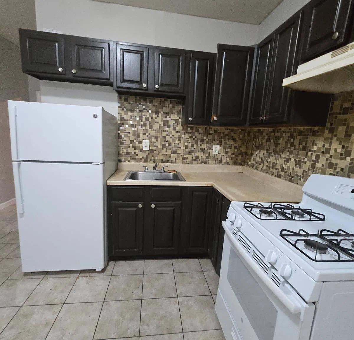 3 bed, 1000 sqft, $2,400 — Photo 3
