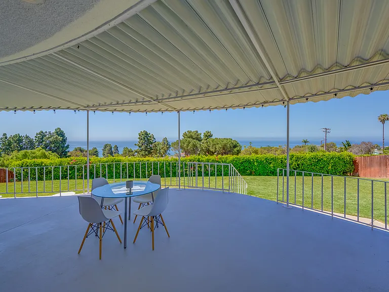 Huge back deck for watching sunrise & sunset!