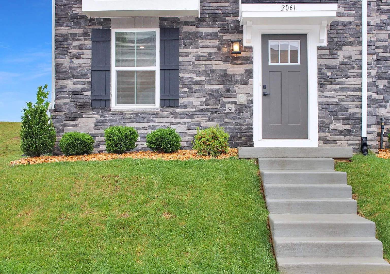 End-unit Townhouse with mountain views — Photo 3