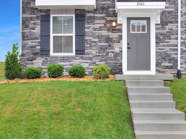2061 Lockwood Dr — Photo 2