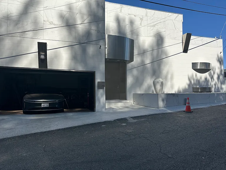 2195 Sunset Plaza Dr — Photo 17