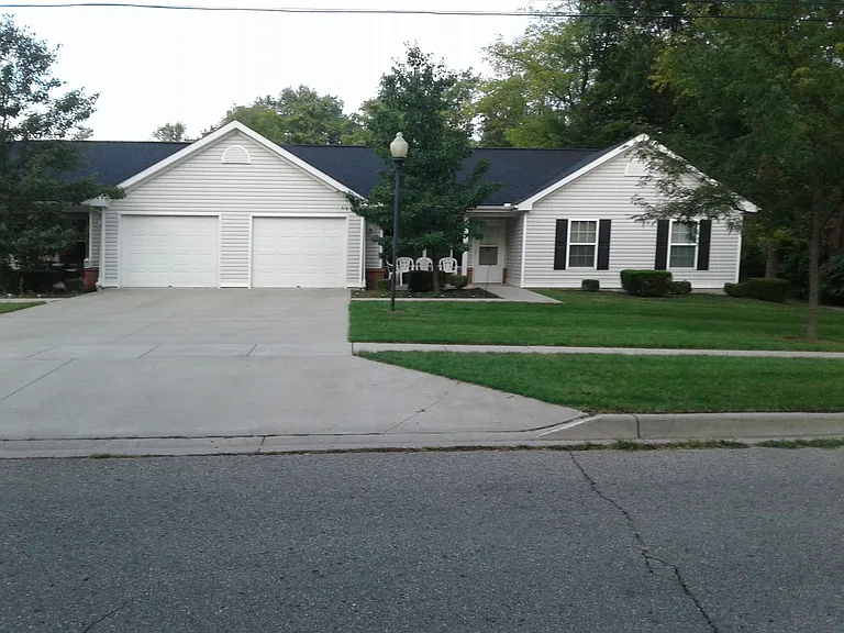 1110 E Broadway St — Photo 2