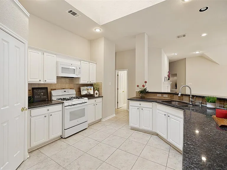 9000 Deurne Dr — Photo 9