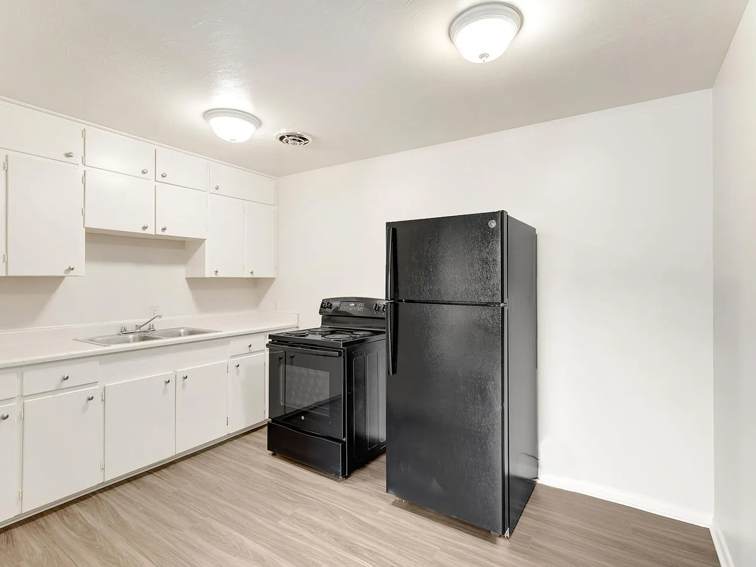 Broadmoor Plaza Apartments — Photo 2