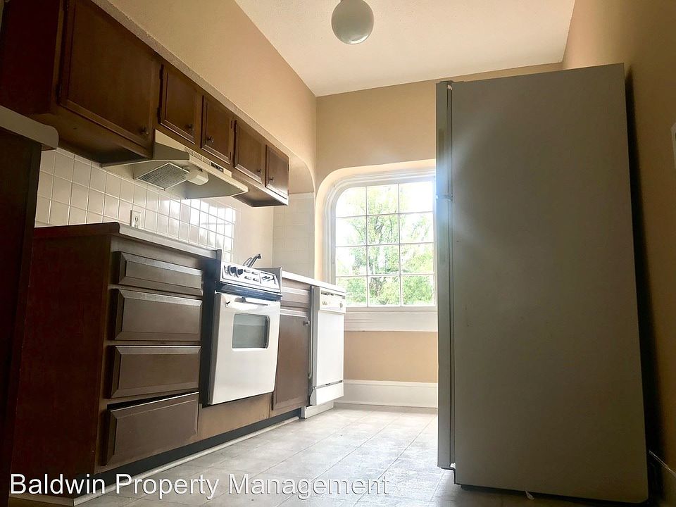 2nd image of 1012 W 5th St APT 5