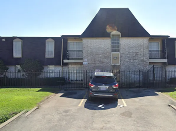 Le Chateau Apartments