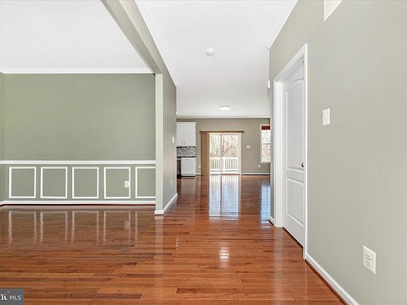 4th image of 18423 Roslin Pl