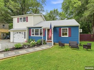 35 Edgecumb Rd, West Milford, NJ 07480