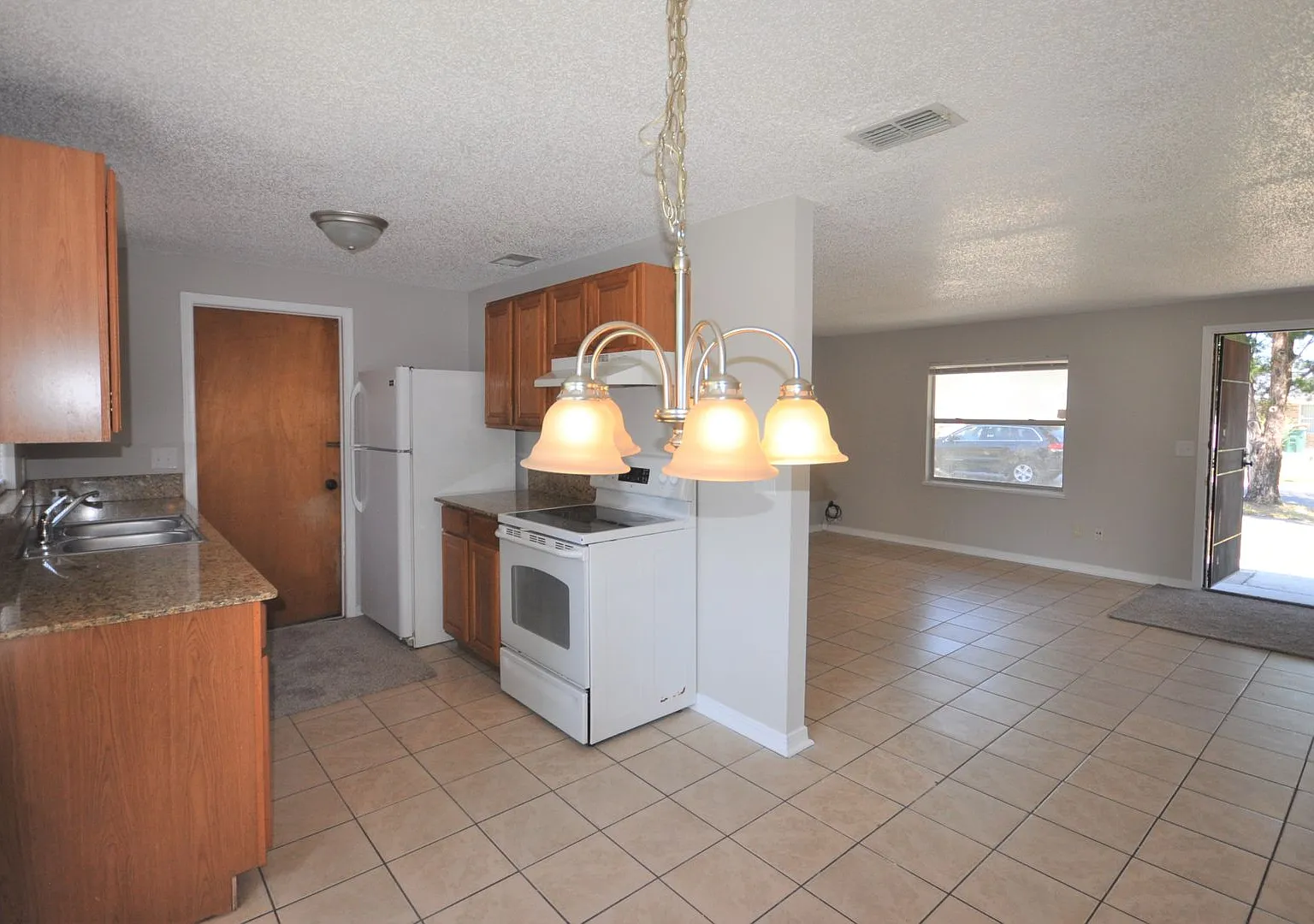 Remodeled 3/2 with huge yard in Sandalwood — Photo 4