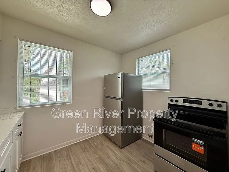 1161 W 5th St — Photo 9
