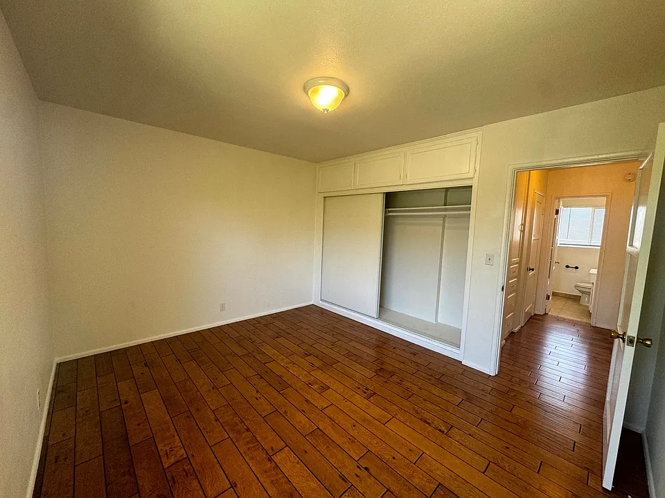 1935 Cloverfield Blvd