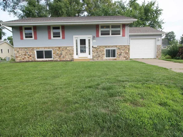 1509 12th St, Silvis, IL 61282