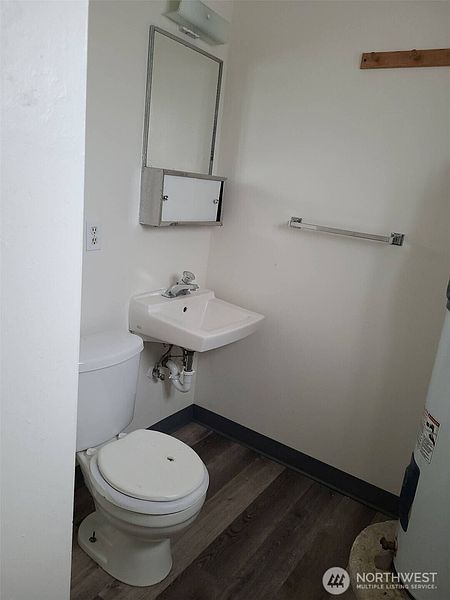 4th image of 412 W Reisner