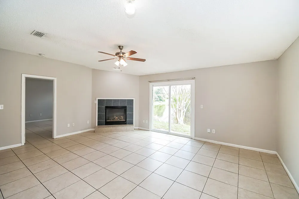 3 bed, 2.0 bath, 1323 sqft, $1,705 — Photo 3