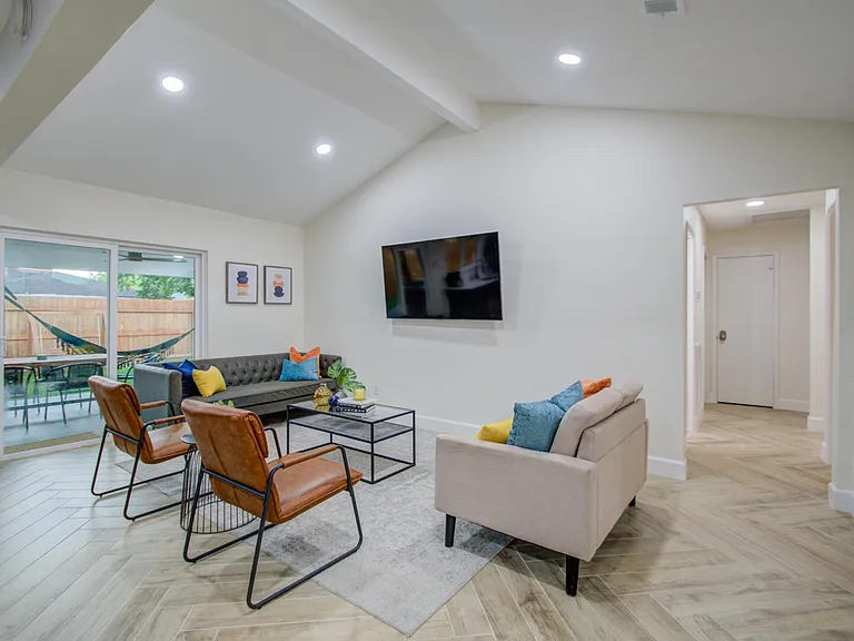 16906 Barcelona Dr — Photo 23