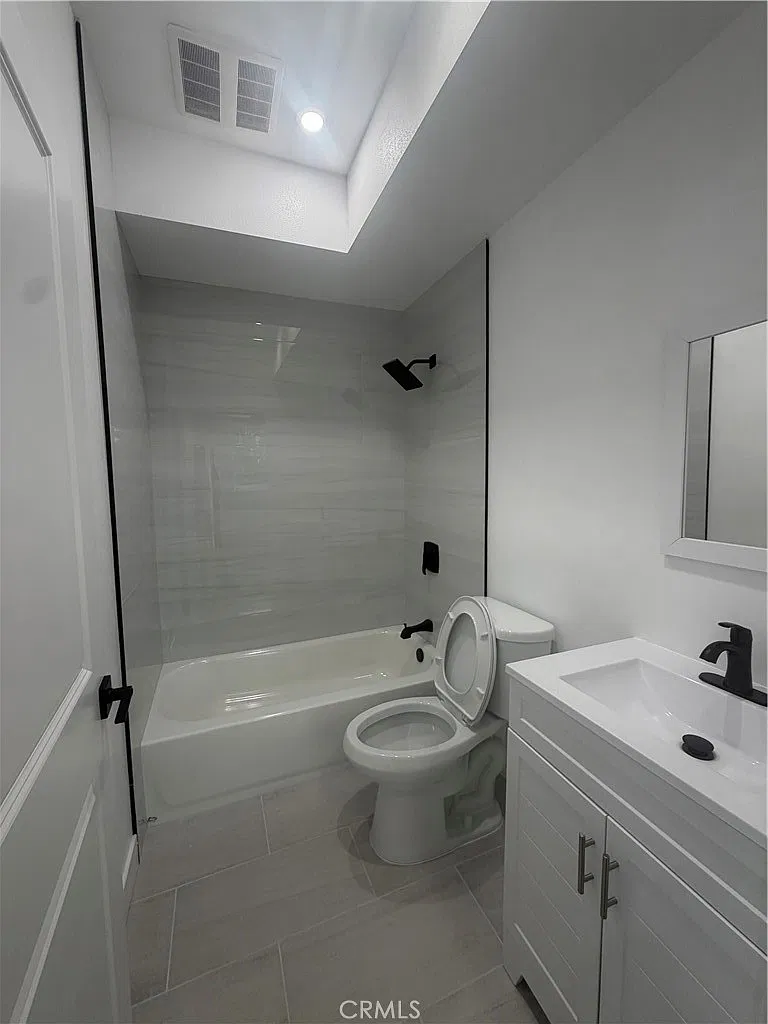 3 bed, 890 sqft, $3,300 — Photo 3