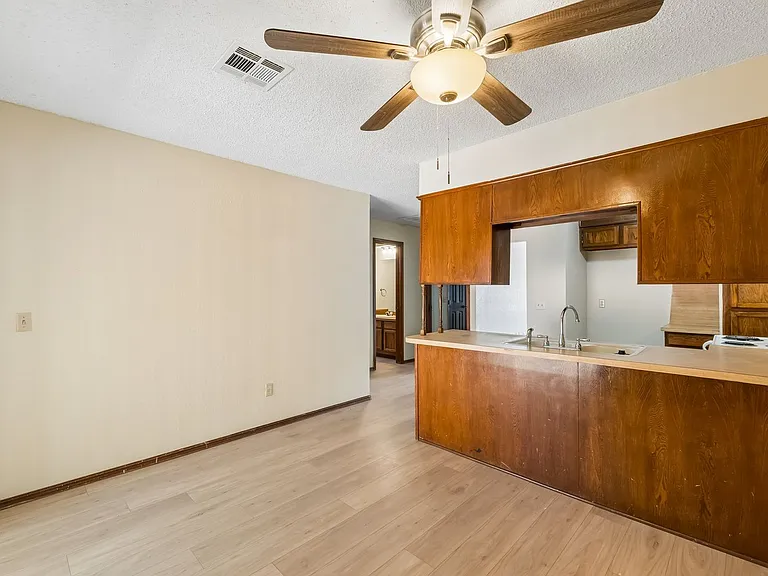 208 Hudson Pl — Photo 13