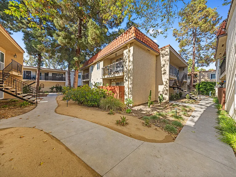 Los Patos Apartments — Photo 7