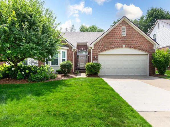 3872 Arbor Dr, Auburn Hills, MI 48326