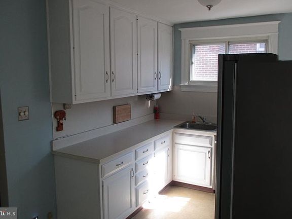 2nd image of 360 Lakeview Ave