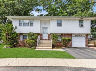 1636 N Jerusalem Rd, North Merrick, NY 11566