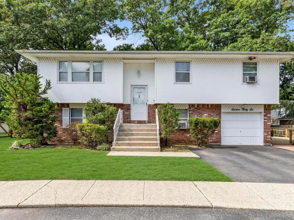 1636 N Jerusalem Road, Merrick, NY 11566