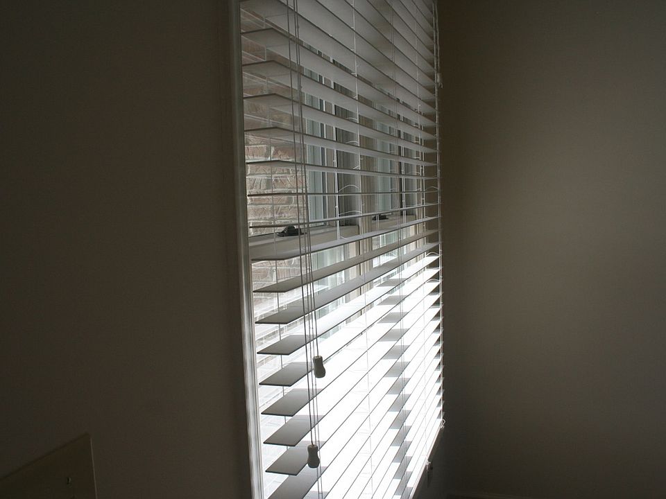 livingroom-windowblinds_06162014
