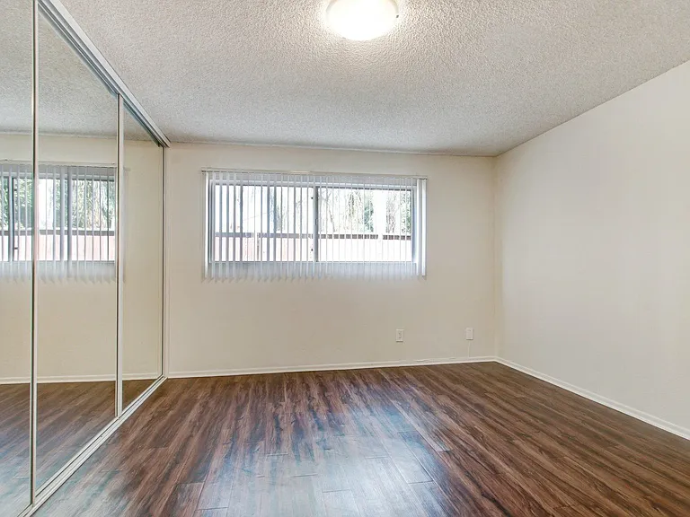 13157 Riverside Dr — Photo 56