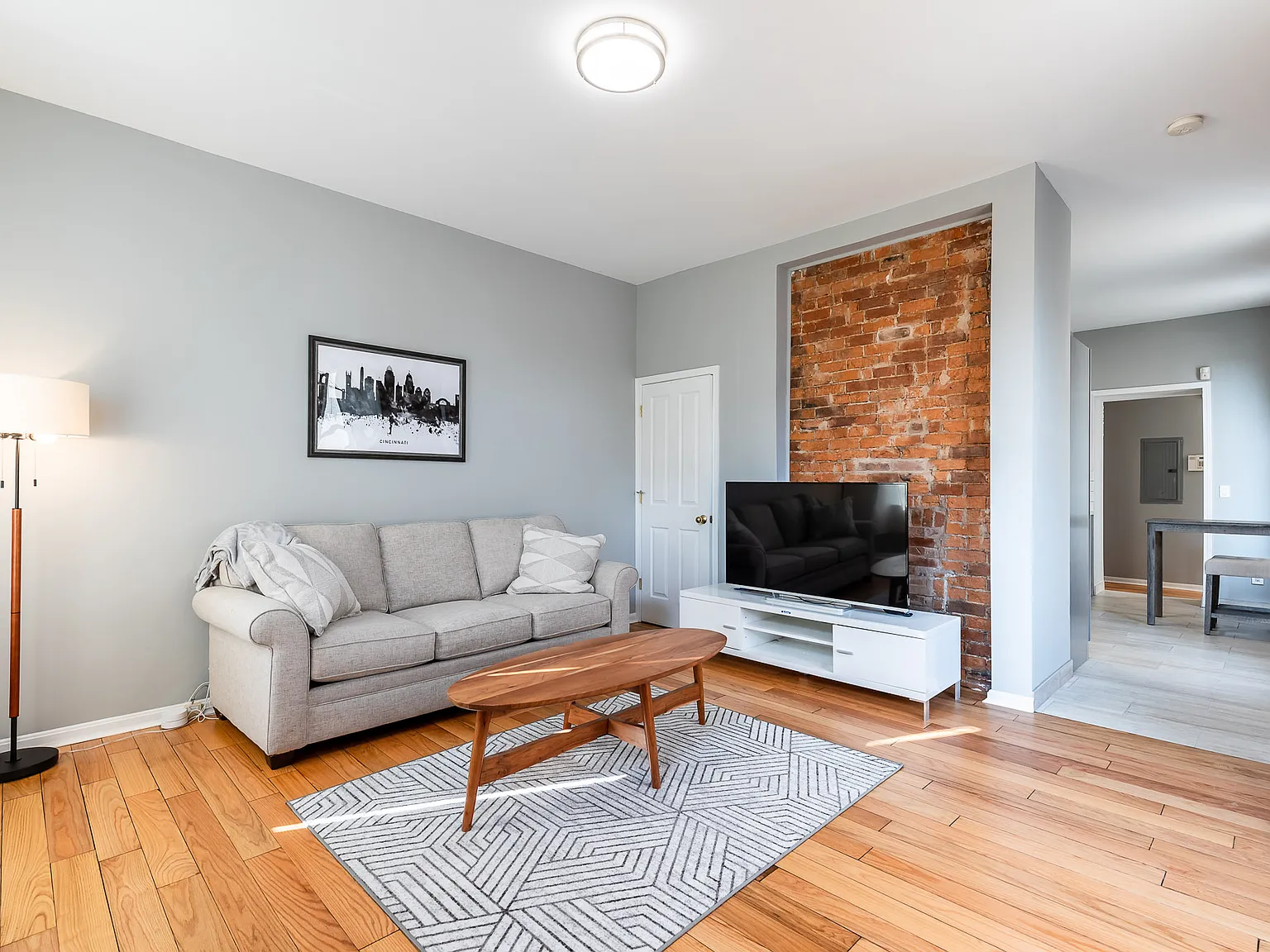 Exposed Brick Bungalow 1.5 miles from Downtown Cincinnati — Photo 2