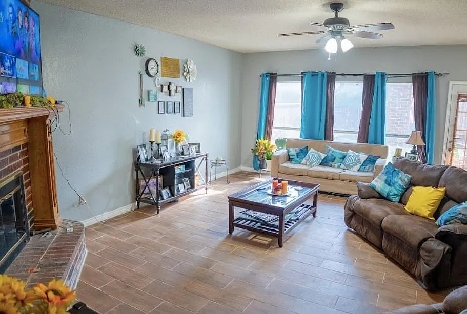 5 bed, 2.5 bath, 2884 sqft, $3,000 — Photo 2