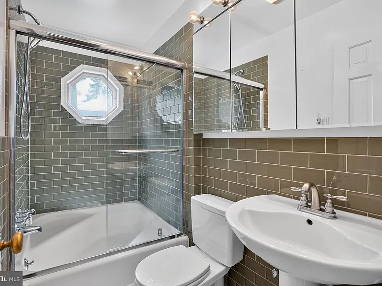 2333 Huidekoper Pl NW — Photo 16