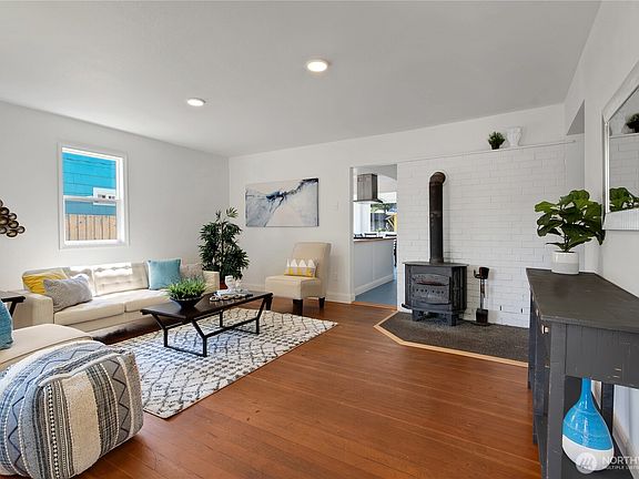 4th image of 323 Milroy Street NW