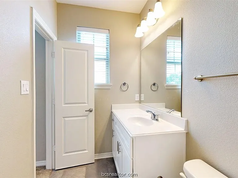 2027 Harvey Mitchell Pkwy S — Photo 27