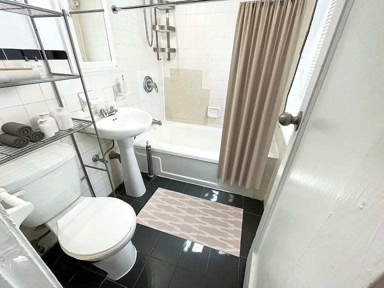 120 E 10th St #2 — Photo 8