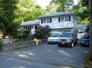 4 Foxcroft Rd, Niantic, CT 06357