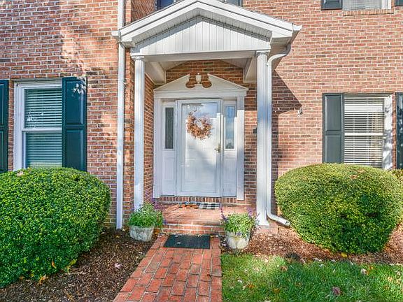 3rd image of 2734 Oakland Ave #E52