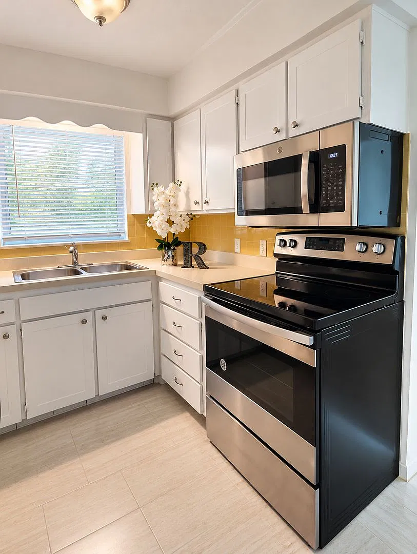 Ground-Floor 1-Bedroom Condo In Convenient St. Petersburg Location — Photo 4
