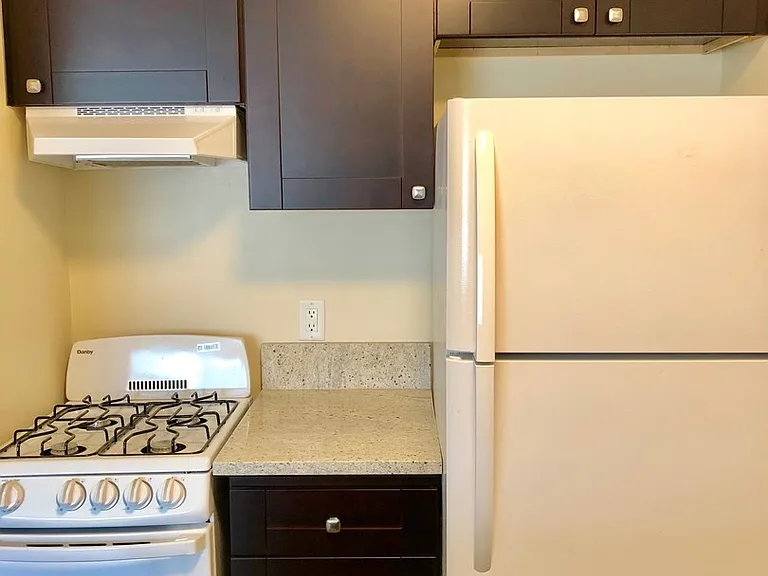 1646 Brookes Ave — Photo 5