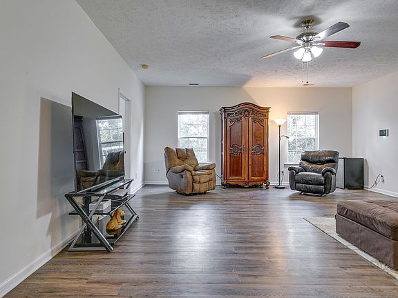 3rd image of 104 Slow Waters Dr