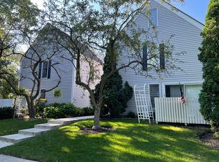 17 E North Ave APT 2, Lake Bluff, IL 60044