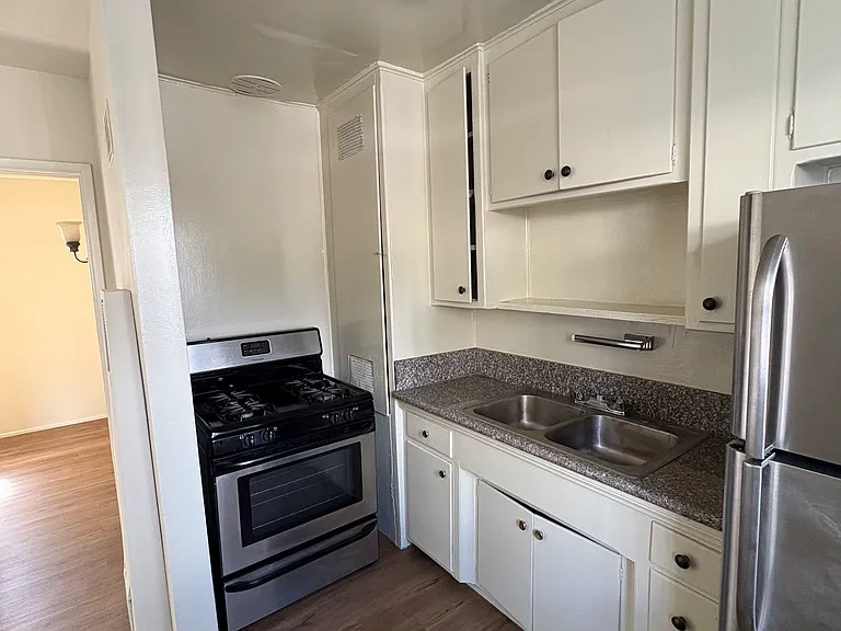 423 N El Molino Ave #3 — Photo 2