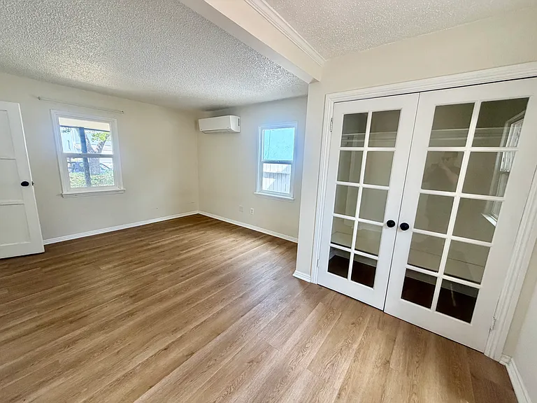 312 E Peace St — Photo 2