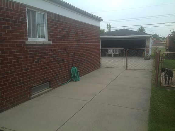 3rd image of 32428 Shawn Dr