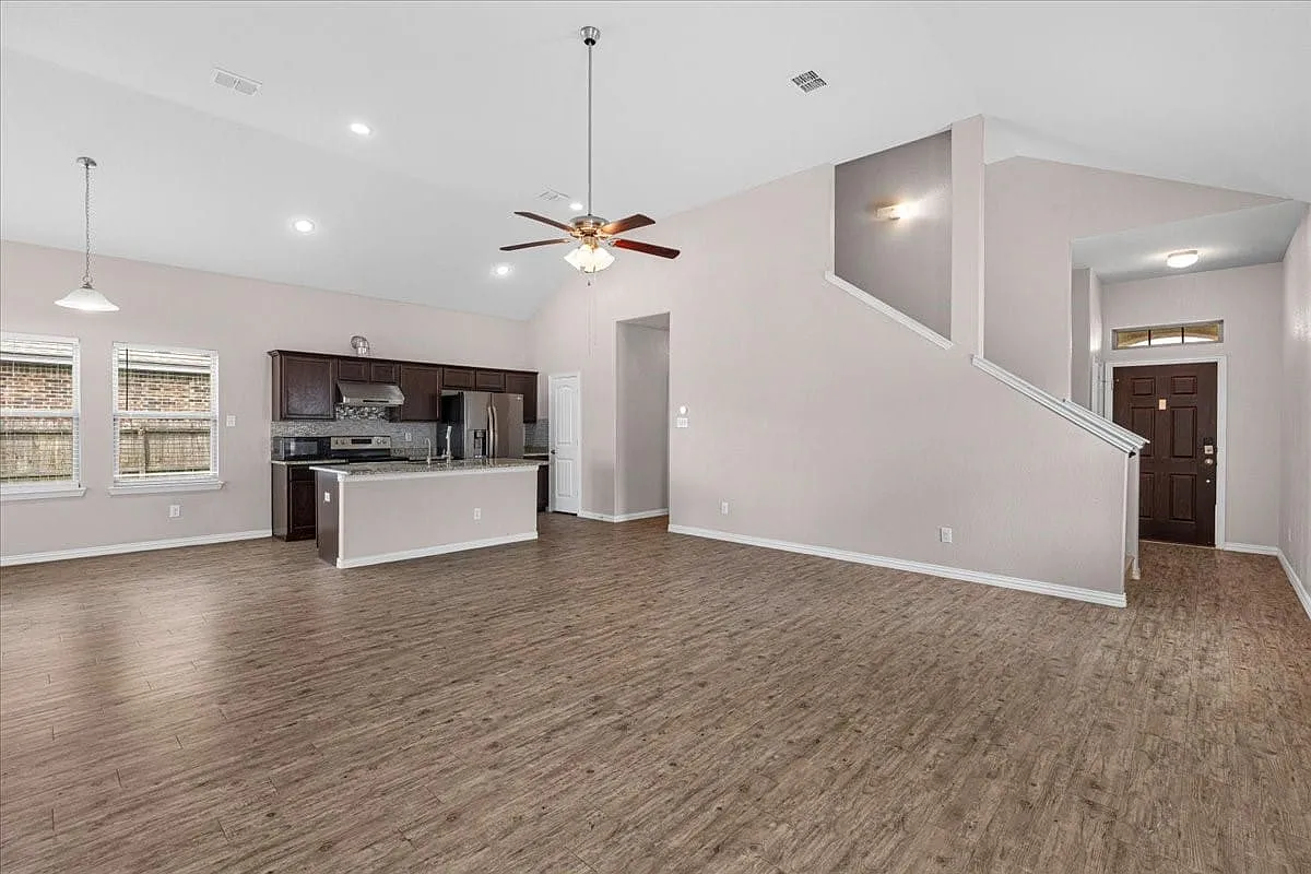4 bed, 2.5 bath, 2075 sqft, $2,350 — Photo 4