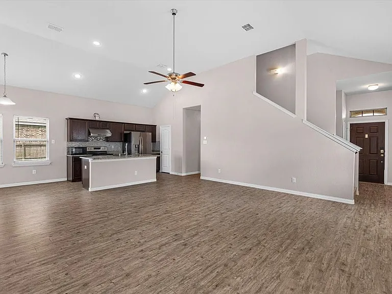 710 Woodcrest Dr — Photo 4
